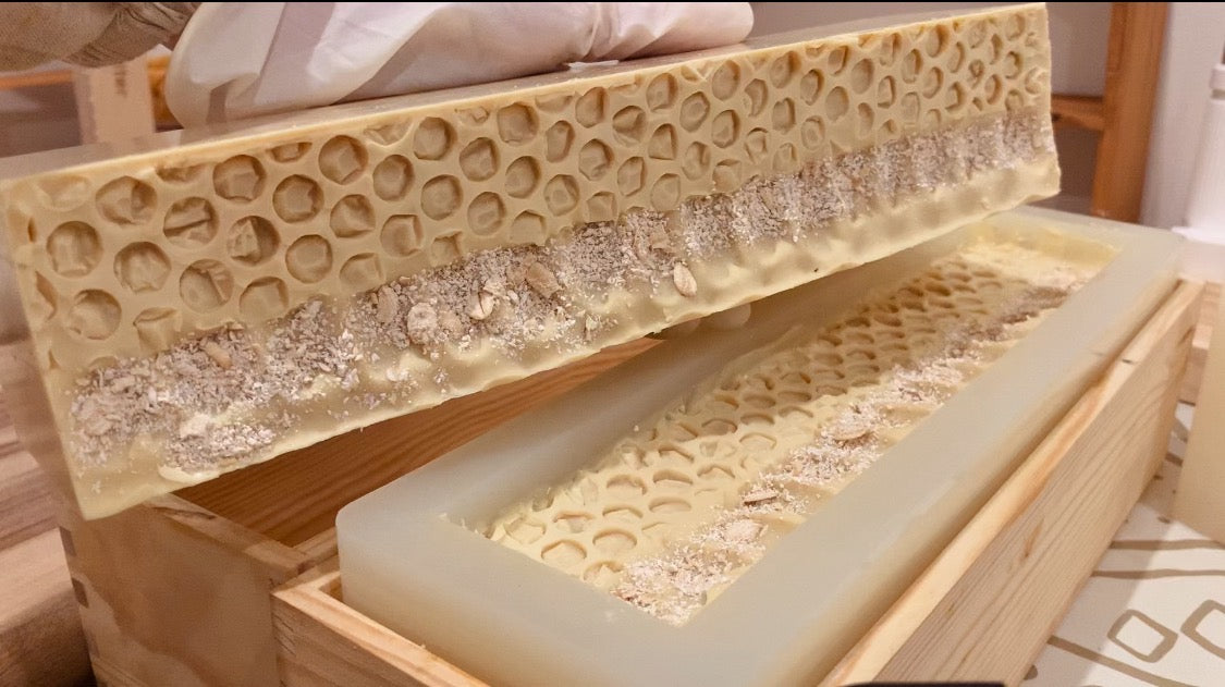 Manuka Honey, Oatmeal and Milk Face Bar