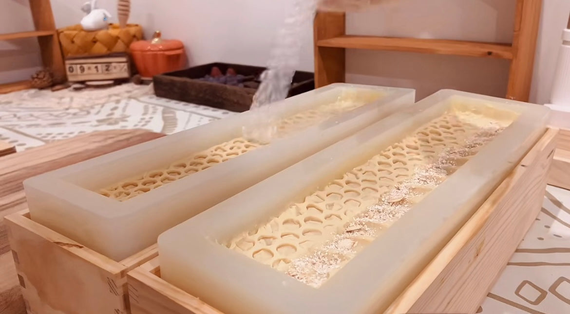 Manuka Honey, Oatmeal and Milk Face Bar